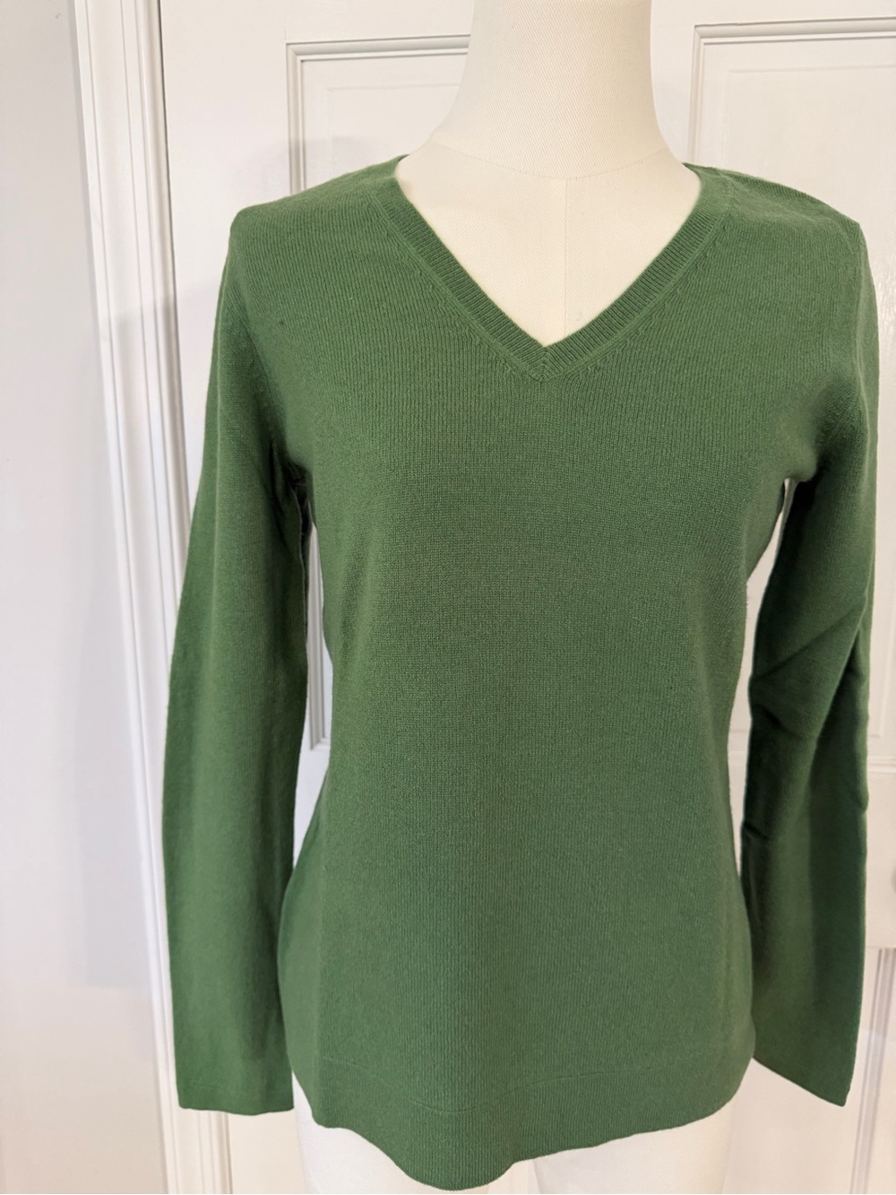 Ann Taylor 100% Cashmere Green V-Neck Knit Sweater Pullover Women’s M